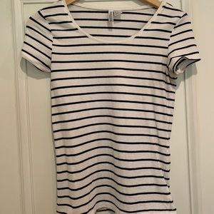 H&M black and white t-shirt size small